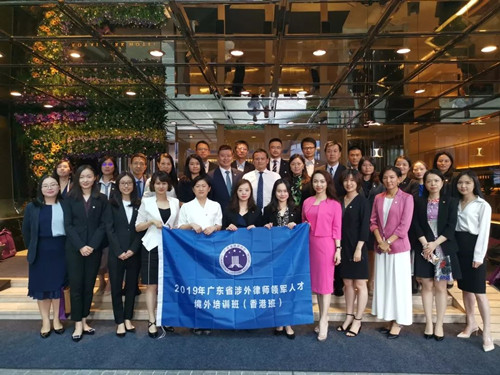 省律協(xié)副會長童新、港澳臺和外事委副主任楊閏與優(yōu)秀學員們合影